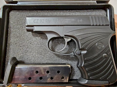 PISTOLA CZ 92 SEMI CAL. 6,35 (25 AUTO) (USADA) PISTOLA CZ 92 SEMI CAL. 6,35 (25 AUTO) (USADA)