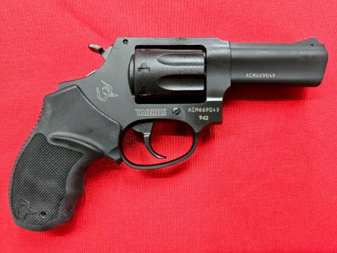 REVOLVER TAURUS 942 CAL. 22 LR 8T 3 REVOLVER TAURUS 942 CAL. 22 LR 8T 3