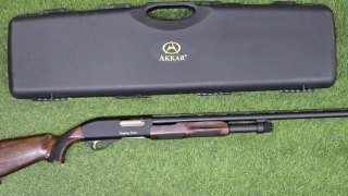 ESCOPETA AKKAR DE REPETICION  NOGAL/PAVON CAL 12