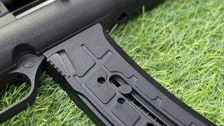 CARABINA MOSSBERG SEMI M715 TACTICAL C/MIRA  CAL .22 LR