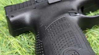 PISTOLA SEMI CZ P-10 C CAL. 9MM PAVON PISTOLA SEMI CZ P-10 C CAL. 9MM PAVON